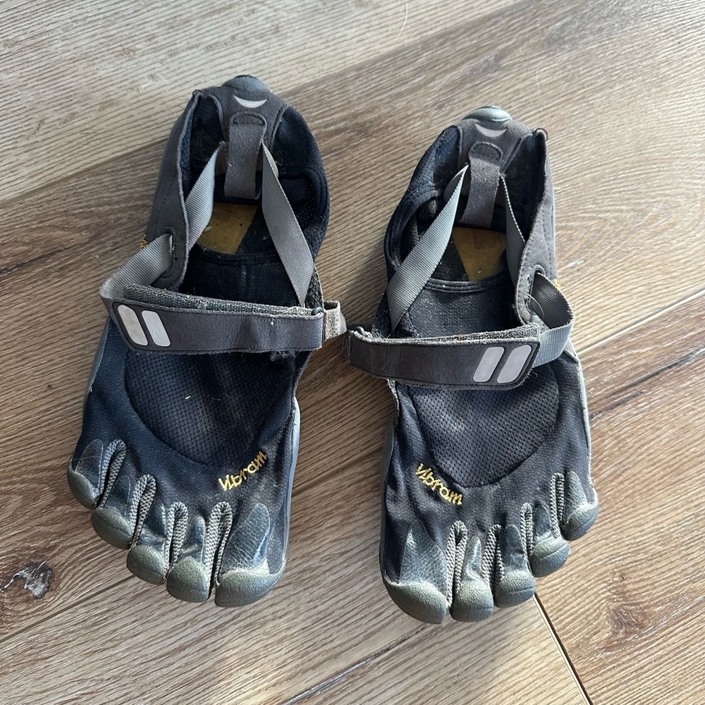 Men’s Vibram Shoes. Size EU 45